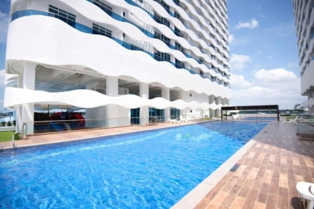 The Wave - Kota Laksamana -- Pool View -- 6 Pax Apartment Malacca Exterior photo